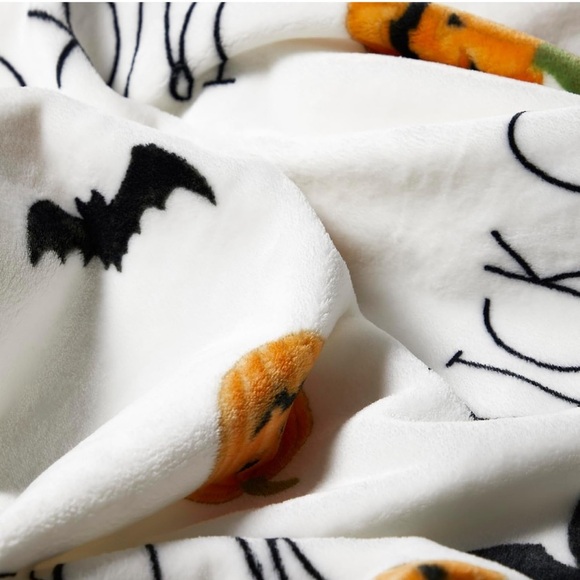 NWT RAE DUNN Halloween/Seasonal Trick or Treat Soft Plush Blanket Throw 50x70 - Picture 4 of 6